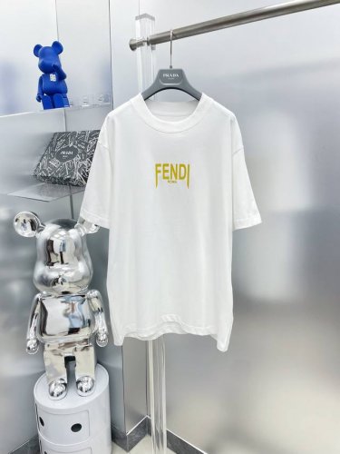 fen *芬迪 2025夏季新款印花Logo短袖Tee 专柜同步有售，原单狠货，时尚 进口原版科技面料，上身舒适透气，原版定制五金辅料，上身帅气有型，三标齐全，