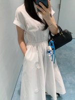 Miumi*2025新品连衣裙 定制Yb防晒面料质感透气 舒适亲肤 翻领开扣连衣裙 腰部打拦设计 分量感十足的裙摆对身材包容度极高 利用弹力腰封装饰 贴合曲线勾