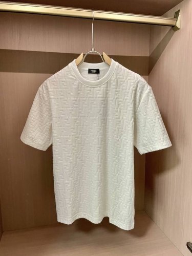 Fd 2025春夏新品 尽显奢华时尚格调。三色各具魅力，棕色经典复古，黑色神秘大气，白色纯净优雅。标志性双F图案满印，醒目且辨识度极高，彰显品牌独特基因。简约圆