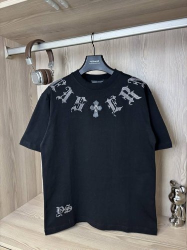 款号：Dc 101# Chrome Hearts 克罗心十字架皮标梵文字母烫钻短袖T恤 280克纯棉双砂面料 所有面料均已提前做过缩水 品质第一 所见即所得 不
