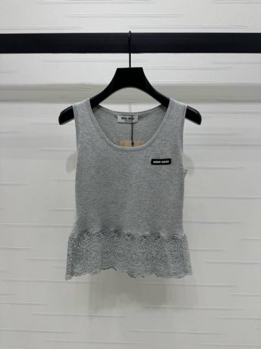 上新原单高端品质 Miumi*2025春夏最新系列！蕾丝花边针织背心！定制Yb丝毛纱线织造 质感高级 冰透舒适 通体利用细密钩针肌理交织 下摆点缀一圈蕾丝花纹图