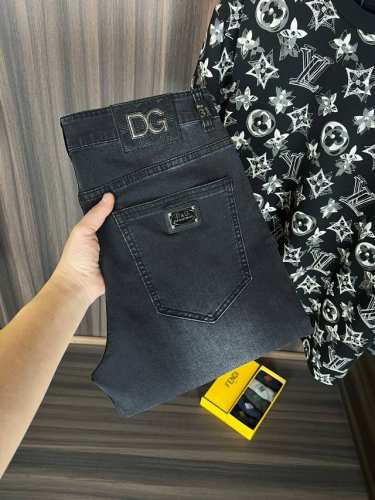 Dg 新款来袭2680新春爆款新品 专柜有售 实体店极品牛仔裤专柜原版1:1好货，适合各个年龄段。市场最高版本的欧洲进口面料。舒适柔软亲肤，上身效果超级棒时尚百