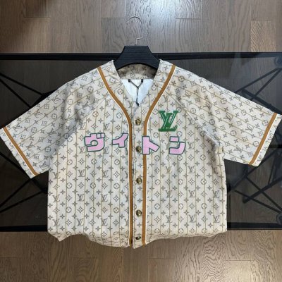 270 lv·路易威登2025 春夏新款皮标字母Logo，V领外套 胸前采用皮标字母刺绣大Logo设计，搭配四全身满印Logo，品牌特征十足，细节出全部搭配Lv