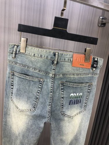 miumiu 2025春夏最新推出男士牛仔裤新品！重工水洗牛仔面料，定制面料和一般牛仔布料比起来，更加柔软舒适！超重工洗水工艺 双工艺洗水 整条裤子，手感舒适，