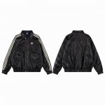 款M111 阿迪 Adidas Originals X Feifei Ruan 联名款 翻领拉链长袖皮衣 男女同款 阿迪与Feifei联名款的三条杠夹克皮衣，版