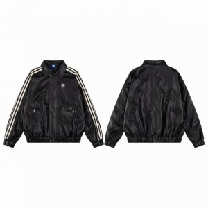 款M111 阿迪 Adidas Originals X Feifei Ruan 联名款 翻领拉链长袖皮衣 男女同款 阿迪与Feifei联名款的三条杠夹克皮衣，版