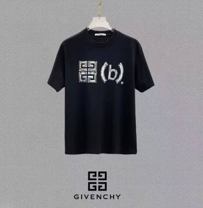 Givenchy 纪梵希、25Ss高版本胸贴印花Logo圆领短袖T恤。面料采用定制300G支双股精棉平纹高密无尘全棉布料，Os版型宽松慵懒百搭，轻奢大气，众多明
