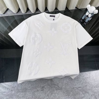 Louis Vuitton 路易威登Lv 前后经典字母四叶草印花满印圆领短袖男女同款T恤 面料采用320G 100%纯棉双纱面料 同缸定染特种加粗32支双股1X