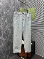 25S春夏男士休闲阔腿牛仔裤.......棉质牛仔面料打造 质地柔软又不失筋骨，手感干爽有韧性 经典的标志性浮雕徽标，灵魂般的点缀 各项指标皆为上品，自然带来极