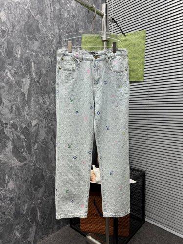 25S春夏男士休闲阔腿牛仔裤.......棉质牛仔面料打造 质地柔软又不失筋骨，手感干爽有韧性 经典的标志性浮雕徽标，灵魂般的点缀 各项指标皆为上品，自然带来极