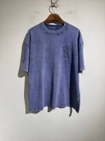 Ch克罗心 蓝色成衣炒色的美丽。25款春夏 克罗家:洗水做旧印花宽松短袖T恤。洗水颜色超级正。洗水面料模仿岁月磨损的痕迹，立体牛仔布贴画营造出非常自然的做旧效果