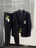p810/套。单西P590、西裤P290。Fendi芬迪春秋新款西服套装，外贸公司订单 简约休闲西装外套，独家专供进口原版聚酯纤维面料，透气柔软保暖性很强，笔挺