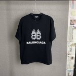 C03 巴黎 立体胶 300克重面料 男女同款 宽松版型 早春系列高克重短袖 选用客供定制针织100%纯棉面打造,面料手感细腻 厚实有质感的纯棉布 高密度的机织