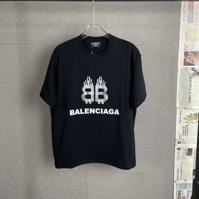 C03 巴黎 立体胶 300克重面料 男女同款 宽松版型 早春系列高克重短袖 选用客供定制针织100%纯棉面打造,面料手感细腻 厚实有质感的纯棉布 高密度的机织