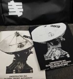 上新 款号: 691# Undefeated五条杠经典落肩宽松短袖男女同款 260G全棉双纱面料定染同色螺纹 胸前数码直喷印花 前后胸立体裁剪 双层面料缝合 定