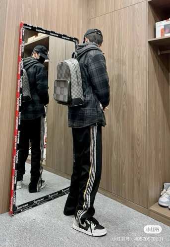 Lv 黑色格纹双肩包 双肩包是男孩子日常出街的必备神器！一款高品质的包包不仅提升了男孩子的气质，还很吸引女孩子的眼晴哟！ 黑色格纹跟棕色老花比起来，看上去更加特