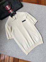 L 2025春夏新款 独家呈现 超级百搭极符合美学基调的一款短袖针织衫 最基础的款式以极简低调的奢华风格 在时尚界越简单的单品 越极易彰显出高级时髦感 触感柔软