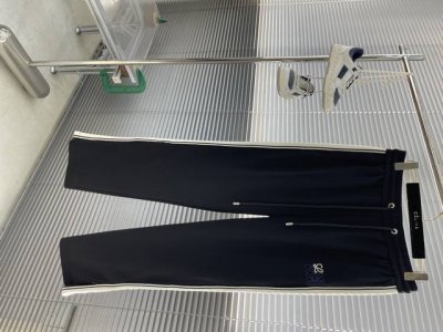 Loew 2025Ss铜氨丝莫代尔空气层春夏休闲裤 美学的焕新诠释,演绎浓郁的格调型时尚风范,细节感和设计感强悍.经典品牌标识做为色彩搭配,演绎经典的品牌时尚,