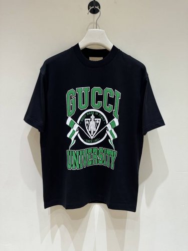 新品 T9- Gu家时装款纯棉圆领短袖T恤，香港洋行渠道货，经典明星级单品，25年春夏新品，明星级的一款单品！ 极具奢华设计的一枚白金级单品，符合Gu家美学基调