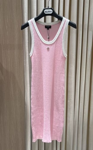 ch粉白撞色针织连衣裙 Pink Contrast-Trim Knit Dress 这款 Pink Contrast-Trim Knit Dress 延续了Ch