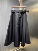 prada 顶级复刻 25早秋新款三角包腰带半身裙 区别之前尼龙材质，这款面料是需要特殊工艺处理定型，才能达到立挺效果，不是软趴趴的尼龙，超大裙摆达成伞裙效果，