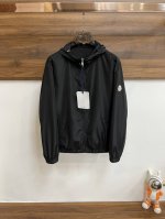 主推 Moncler 早春款2025最新款时尚设计师款蒙口双面穿夹克外套.处处细节显工艺足够的高级 结构性剪裁的设计改变来展现男士多样的形象变化，修身利落、剪裁