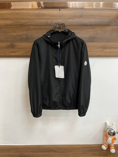 主推 Moncler 早春款2025最新款时尚设计师款蒙口双面穿夹克外套.处处细节显工艺足够的高级 结构性剪裁的设计改变来展现男士多样的形象变化，修身利落、剪裁
