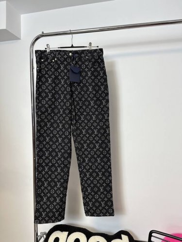 款号：Hmy67# Louis Vuitton Lv路易威登满印提花牛仔直筒长裤 整体衣服设计感十足 经典满印Lv字母Logo 非常有高级感 25最新纯色搭配白