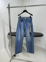 * 新品刺绣徽标牛仔裤 由水洗牛仔布制成 呈现做旧褶皱纹理效果 左边饰以品牌标识徽标 后腰饰以皮质贴布 侧面接缝设计 男女同款 ：牛仔蓝 ：S M L P380