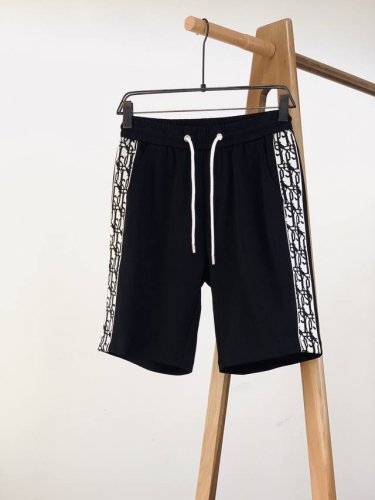 dior Homme 迪奥 桀傲 2025Ss春夏新品 时尚休闲短裤。此款两侧撞色织带装饰，甄选优质面料打造，前幅精准对位。成衣后整件重酵加柔洗水，保证无缩率，