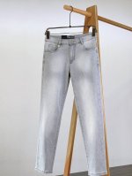 emporio Armani 阿玛尼 2025Ss早春新品 高级时装感 休闲洗水牛仔裤。 面料很特殊，超细精仿棉纱混纺，超柔舒适感。 具备牛仔随性感 ,休闲感