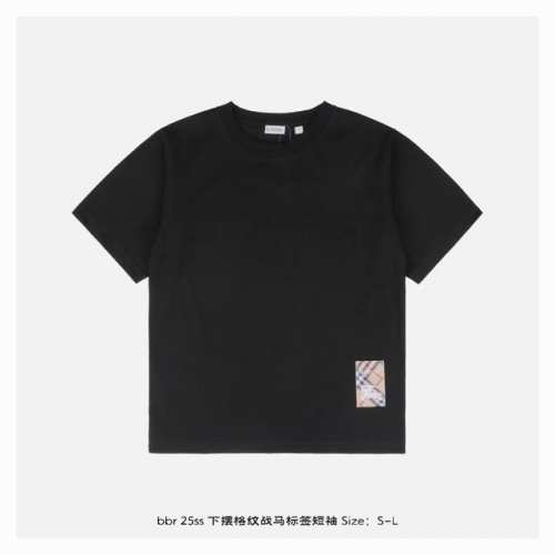 本地自取：210 burberry/博柏利 25Ss 下摆格纹战马标签短袖 精选平织棉面料打造，饰有格纹色系马术骑士徽标（Ekd）标签，螺纹针织衣领缝制，非常牢