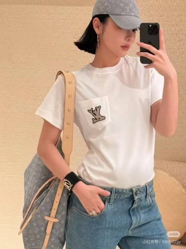 资讯 lv.Louis Vuitton 纯色胸前口袋扁金刺绣Tee 男女同款 柜子原版购入 高端版