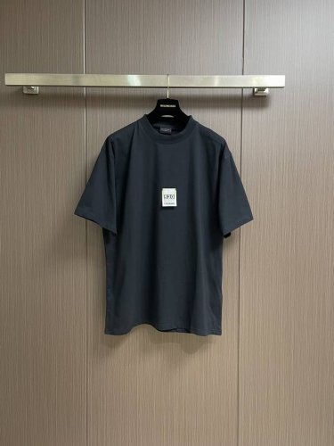 balenciaga 520标签贴纸短袖T恤 百分百纯棉双股面料300G成衣洗水前幅成衣后洗水工艺 以行李吊牌为灵感打造的520特别图案标签 整体走线平直细腻