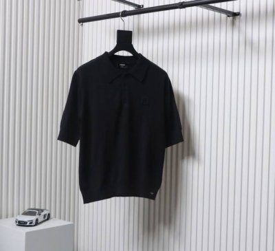 Fendi 芬迪 25Ss Ff浮雕压花针织polo短袖 定织锦绒密毛织 进口专机红外线定位“Ff 标识” 位置更为精准，采用冲压填充技术 根据原版制作1:1大