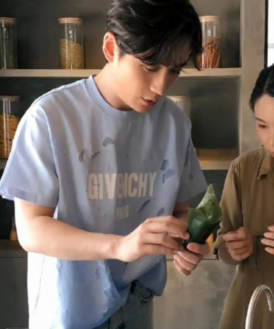 最高版 顶级版本 纪梵希Givenchy Gvc烧花破洞大字母圆领短袖，300克纯棉复合面料，同缸同色织染螺纹 颜色一致，专柜同步上新 配套：盒子吊牌带小书本