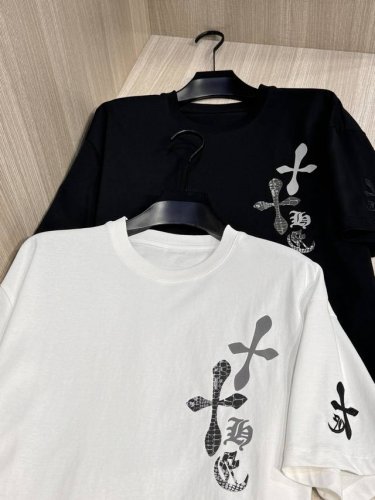 型号L708# 男女同款 ，克罗心 2025春夏最新树叶十字花圆领T恤衫，全球最火爆的潮牌，N多明星疯狂追捧；胸前全新设计的树叶型十字花梵文印花，与背面更为大幅