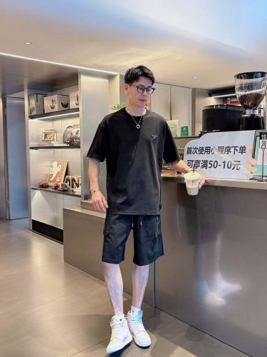 普拉达套装 2025春夏最新款，男女同款，经典设计短袖T恤短裤套装，定制纯棉面料，手感柔软，穿着舒适，做工精细.上身效果无敌帅气，码数M-3Xl