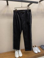 新品外套批380/元，裤子220/条，Prada，好穿不挑身材在搭配上没有太多的限制 随意简洁的衬托其他单品，来展现自己的风格姿态～ 对于它的实穿性不得不竖起一