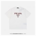 prada 普拉达 25Ss 裂纹勋章字母印花短袖 面料采用230克重精梳棉，定制32支1*1螺纹，成衣两遍水洗处理，面料舒适亲肤无异感，定制定染面料，纺织密度