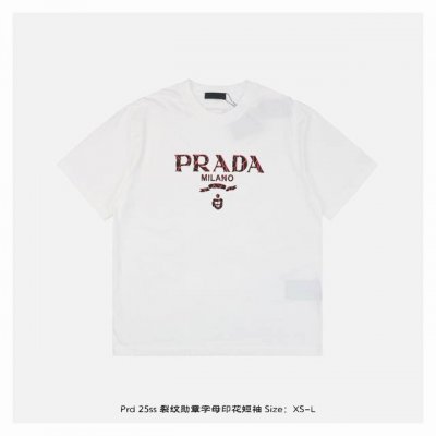 prada 普拉达 25Ss 裂纹勋章字母印花短袖 面料采用230克重精梳棉，定制32支1*1螺纹，成衣两遍水洗处理，面料舒适亲肤无异感，定制定染面料，纺织密度