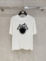 爱马仕高定面料 250克纯棉 2025蛇年春夏专柜新品短袖时尚经典圆领短袖袖口下摆采用无痕设计 时尚单品设计，更加时尚舒适，高标准定制，上身非常有型，胸前品牌经