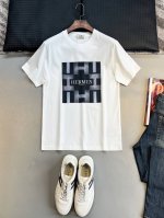 2025春夏系列新品 Hermes 爱马仕秀场同款T恤 此款T恤定制面料饰有H家3D印花烫钻工艺嵌饰，展现其灵动变幻，恣意发不竭新生，重新勾起着装的乐趣。精工螺