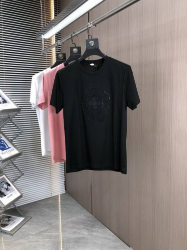 克罗心。2025春夏新品时尚圆领短袖高级定制百搭款式！更有实用感 任何人都可以轻松驾驭 采用双丝光面料制作，奢华经典品牌Logo设计，G非常显档次懂货的必须入！