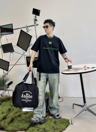 Acne Studios 新款字母印花双层重工短袖T桖 字母图案不管是T桖还是卫衣都是每年的爆款单品 前幅大面积印花采用大康丽数码印花机直喷 成本极高 经过多次