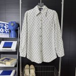 219 当天到货 现货现配 Louis Vuitton路易威登25Ss提花Lv满印牛仔衬衫外套 驴家牛仔依然受大众喜欢 这款版型真的很好 慵懒风长袖衬衣 年度最