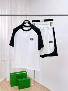 Dior迪奥 2025新款套装采用客供独家进口定制面料 面料表面非常有质感显而易见 上身透气轻薄十分舒适 细节处彰显设计特色与精湛工艺 整体细节美妙绝伦 整体款
