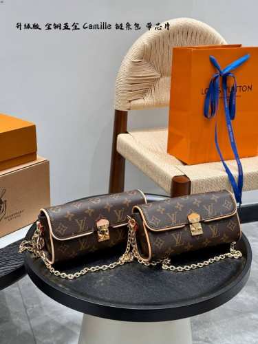 全套礼盒包装 升级版 带芯片！ Lv新款｜25春季新品 Pochette Camille 链条包Woc 细节设计包括 S 形锁扣和链条上的 Lv 圆环。容量很大