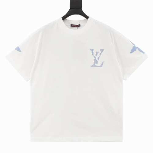 Louis Vuitton 路易威登 25Ss 滑雪系列老花Logo发泡印花短袖T恤 爆款来袭，原6600购入，滑雪Ski系列限定款。 本款T恤衫取材柔软的平纹