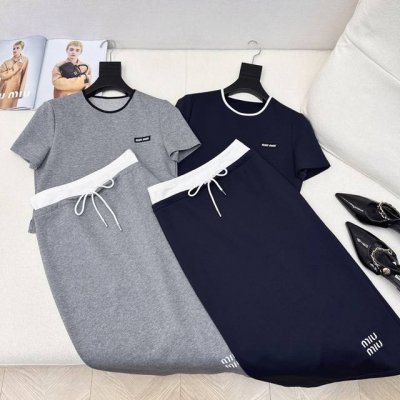 一套搭配 缪式穿搭 Miu 25Ss 春夏最新款减龄休闲套装小短款撞色T恤+假两件松紧腰中长款半裙 松弛感满满 洋气十足 采用定制纯棉面料 颜色很高级 可减龄可